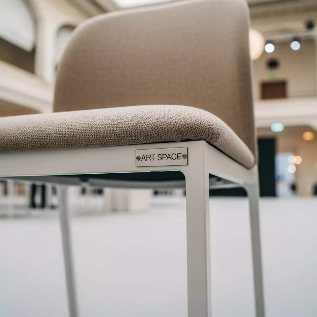 Аренда Стул Kora бежевый белый каркас в Зимнем театре — ART SPACE