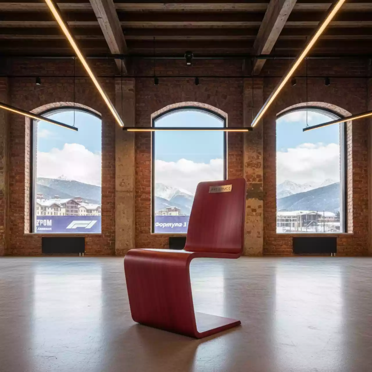 Аренда Стул красный деревянный Vilmar на курорте «Газпром» (Альпика) — ART SPACE