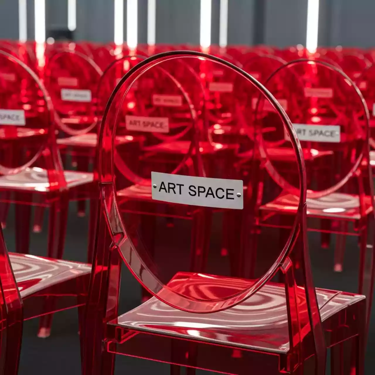 Аренда Стул красный Victoria Ghost в ледовой арене «Шайба» — ART SPACE