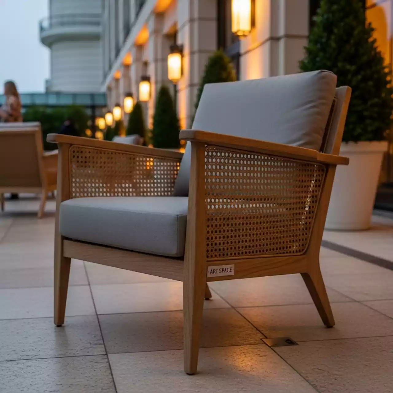 Аренда Стул кресло Руардин из ротанга с мягкой подушкой цвет дерево в Гранд Отель Сочи — ART SPACE