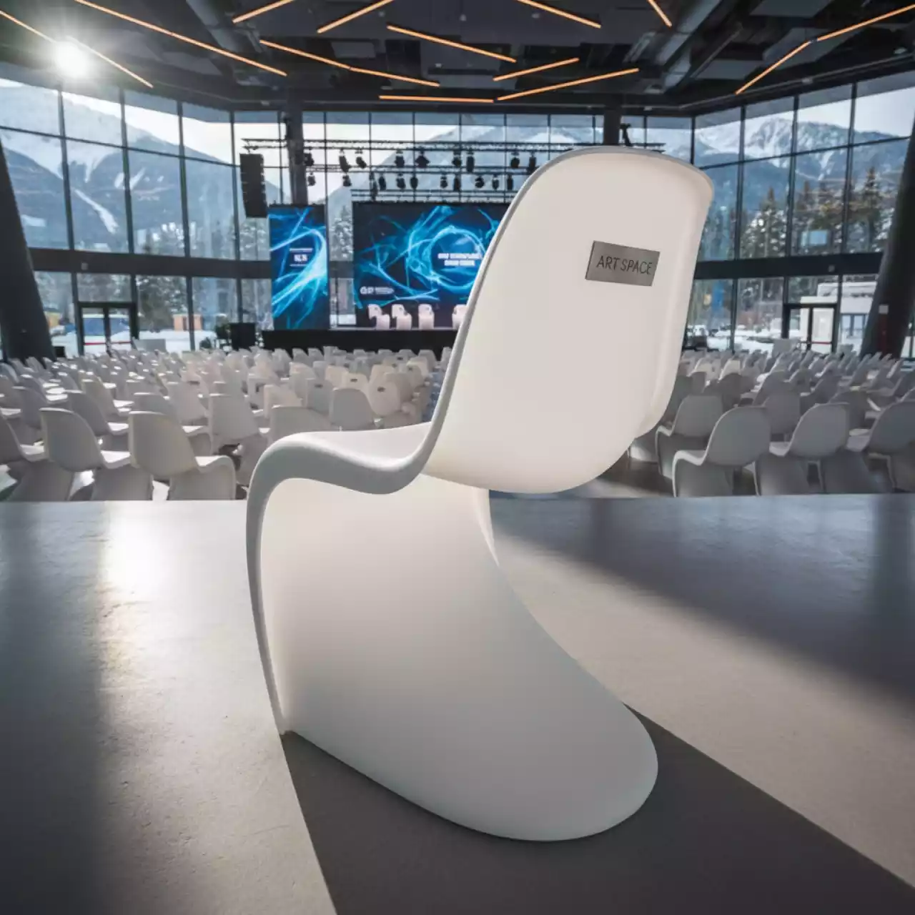 Аренда Стул Kuadra полубарный пластиковый в Golden Tulip Rosa Khutor — ART SPACE