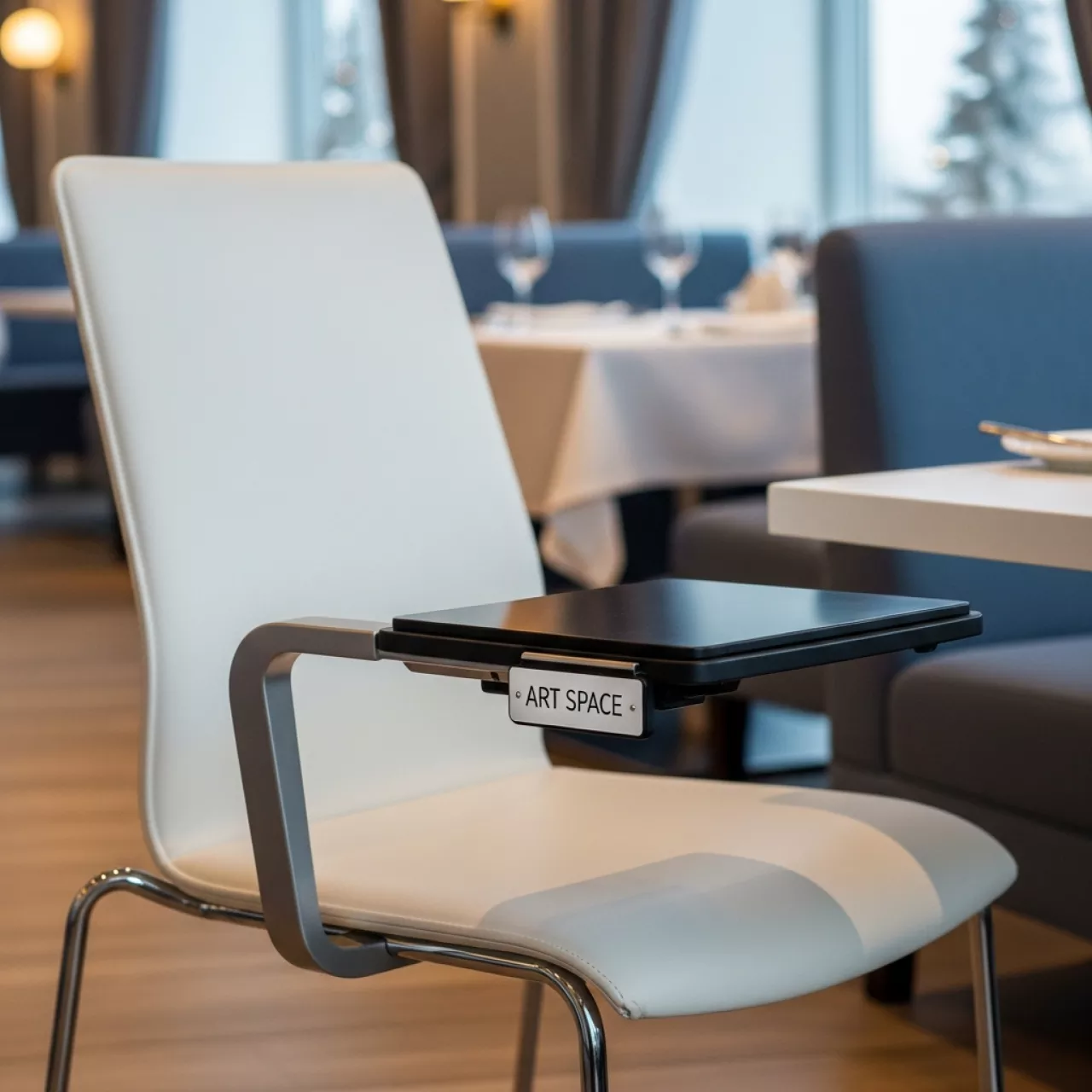 Аренда Стул Kuadra с пюпитром для конференц зала в ресторане «Плакучая Ива» — ART SPACE