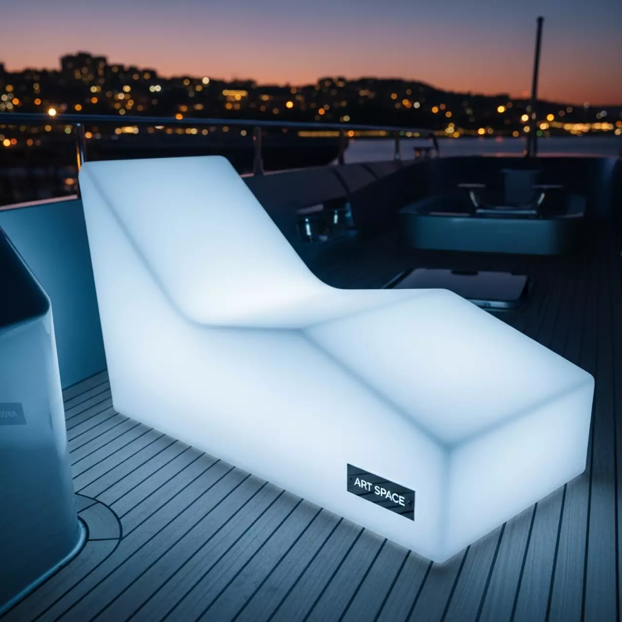 Аренда Стул лаунж пластиковый светящийся Kami Ichi Lighting на VIP теплоходе (Морпорт Сочи) — ART SPACE