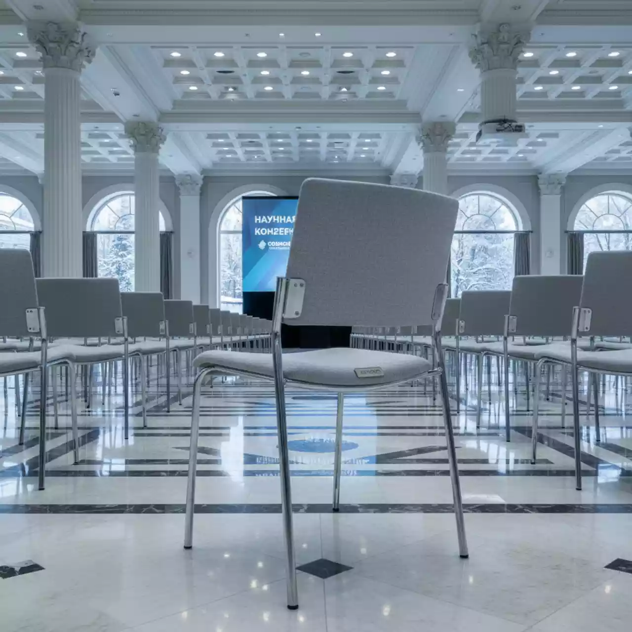 Аренда Стул Lili серый хром металл штабелируемый в Cosmos Sochi Hotel — ART SPACE