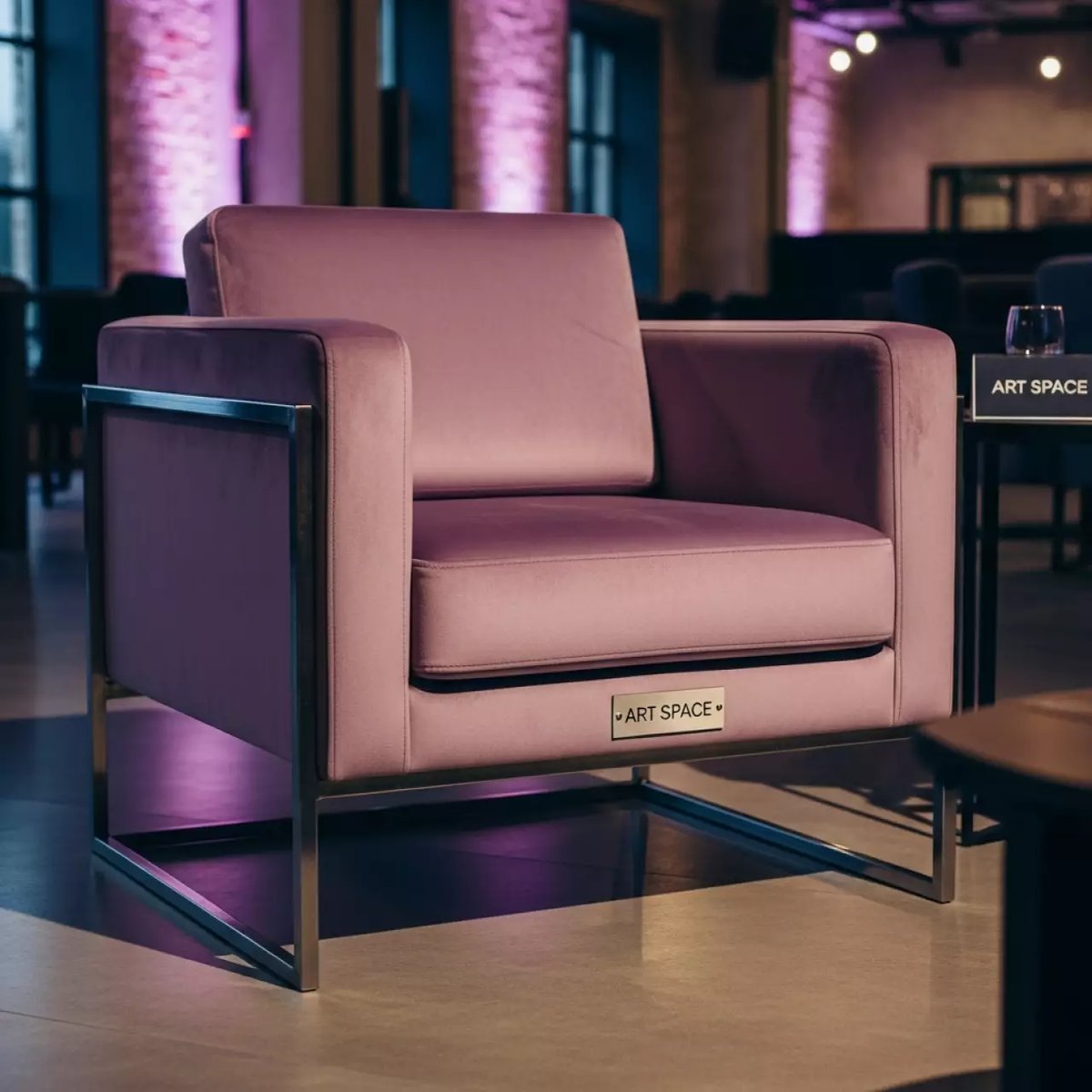 Аренда Стул лиловый велюр Gitar в Поляна 1389 Отель и Спа — ART SPACE