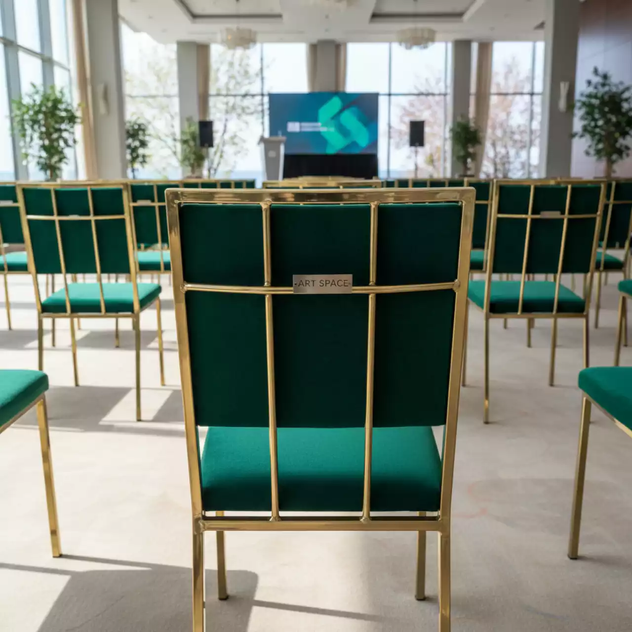 Аренда Стул Лион золото изумрудный в отеле Radisson Lazurnaya — ART SPACE