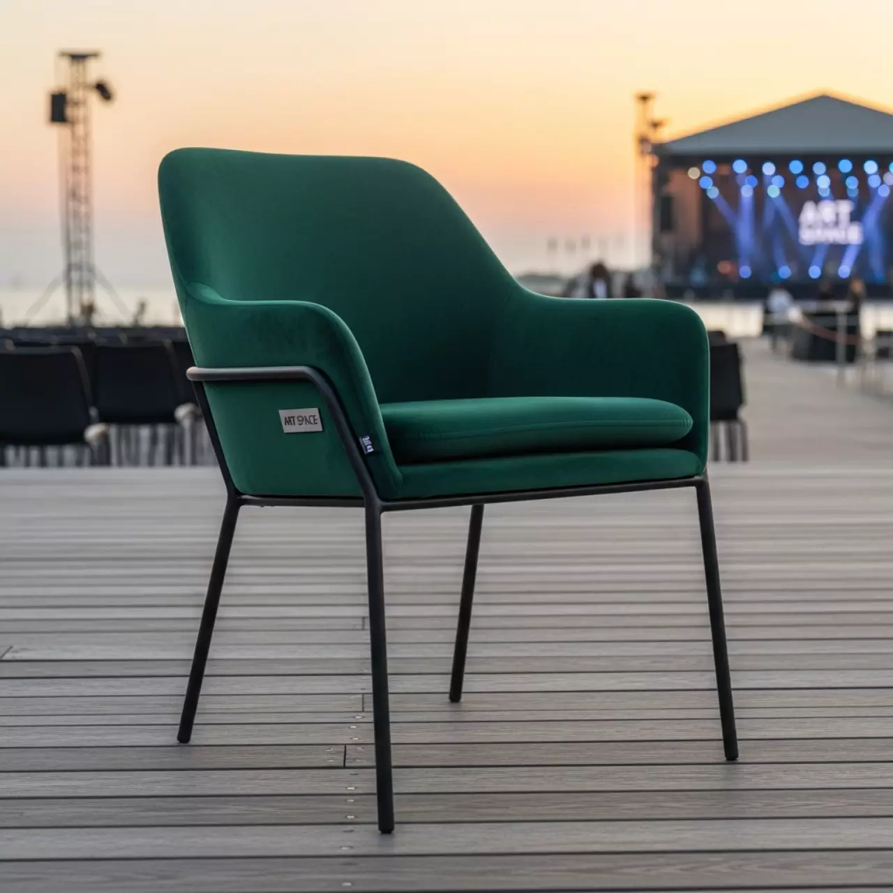 Аренда Стул Логан NEW велюр зеленый на пляже «Мандарин» — ART SPACE