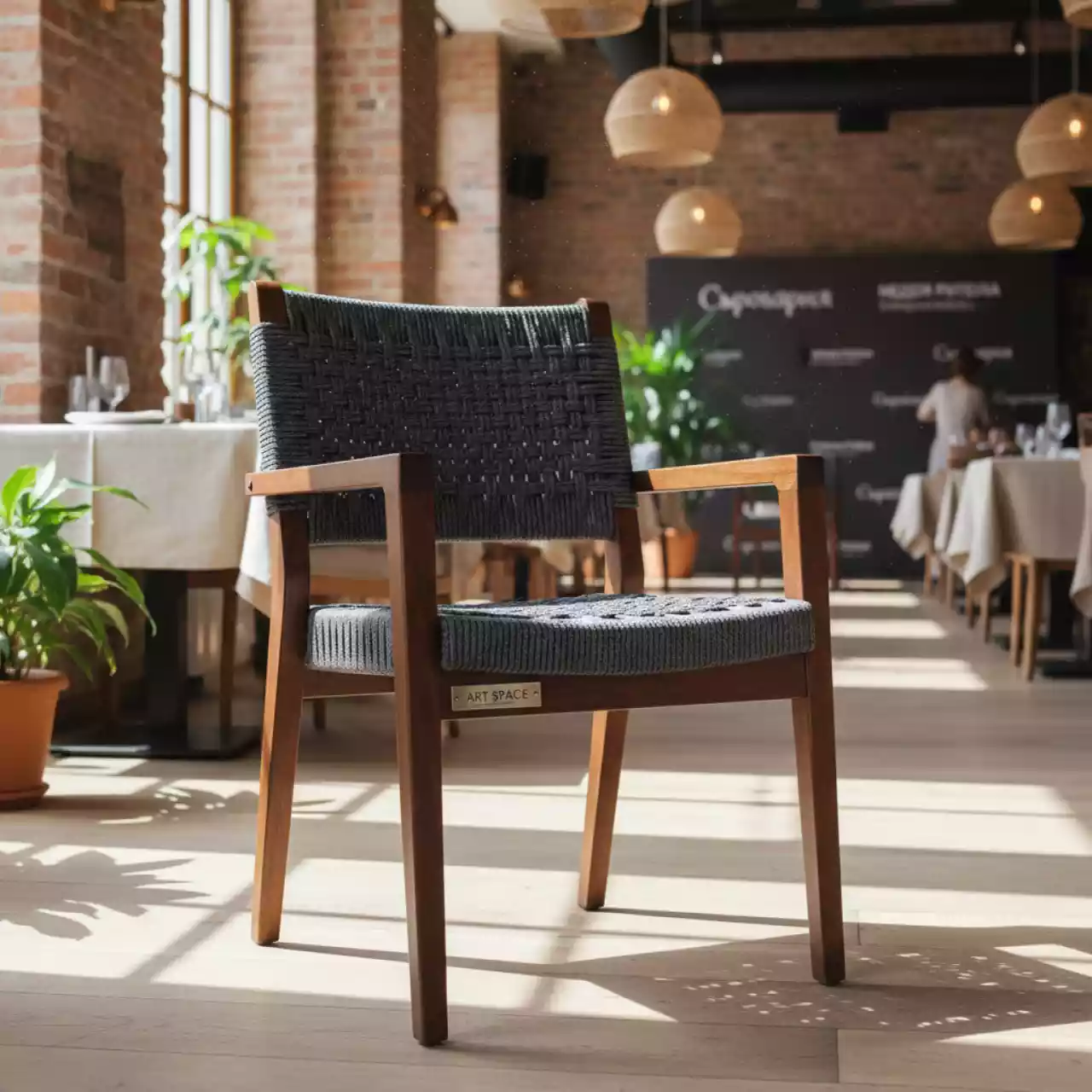 Аренда Стул Марсель плетеный из роупа темно серый дерево в ресторане «Сыроварня» — ART SPACE