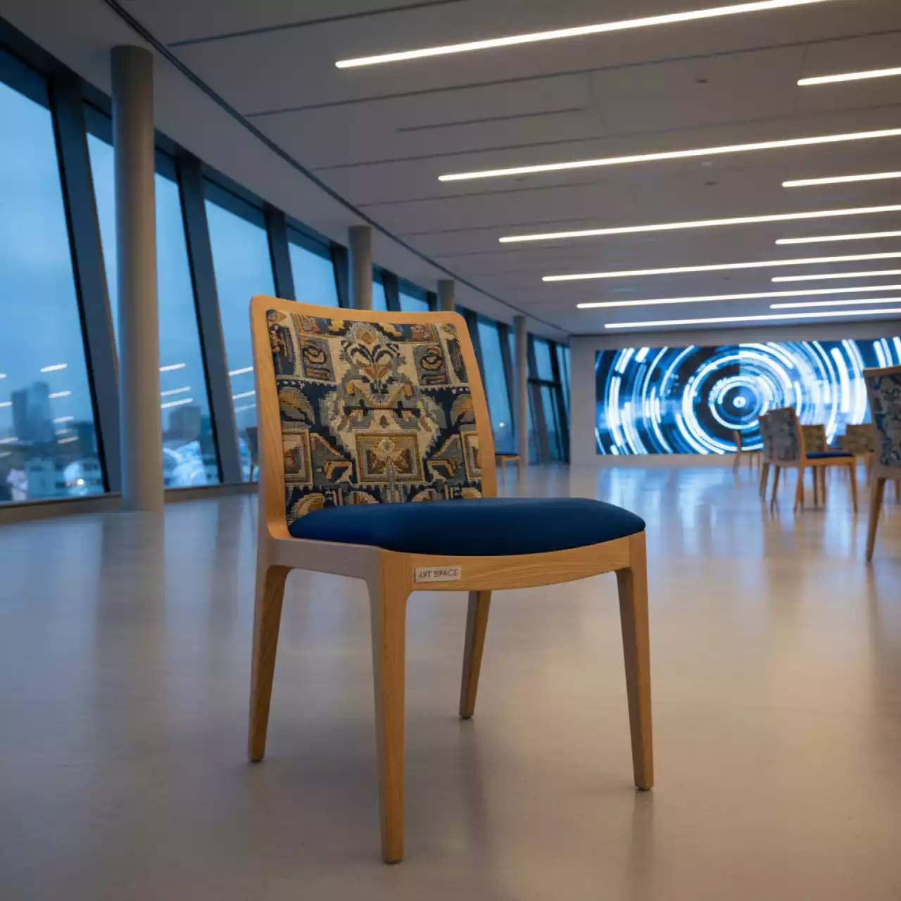 Аренда Стул Мила спинка гобелен Винтаж велюр Monaco голубой ножки бук морилка светлый орех в VK Stadium Sirius — ART SPACE