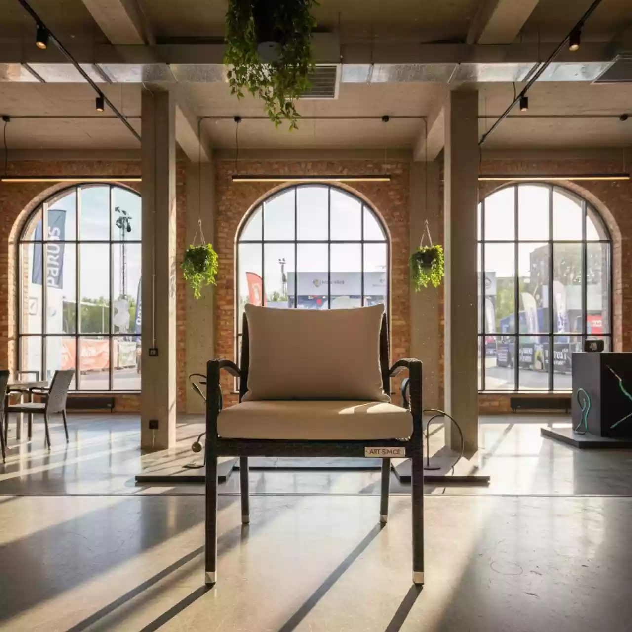 Аренда Стул Милан с подлокотниками искусственный ротанг подушка бежевый в ресторане «Паруса» — ART SPACE