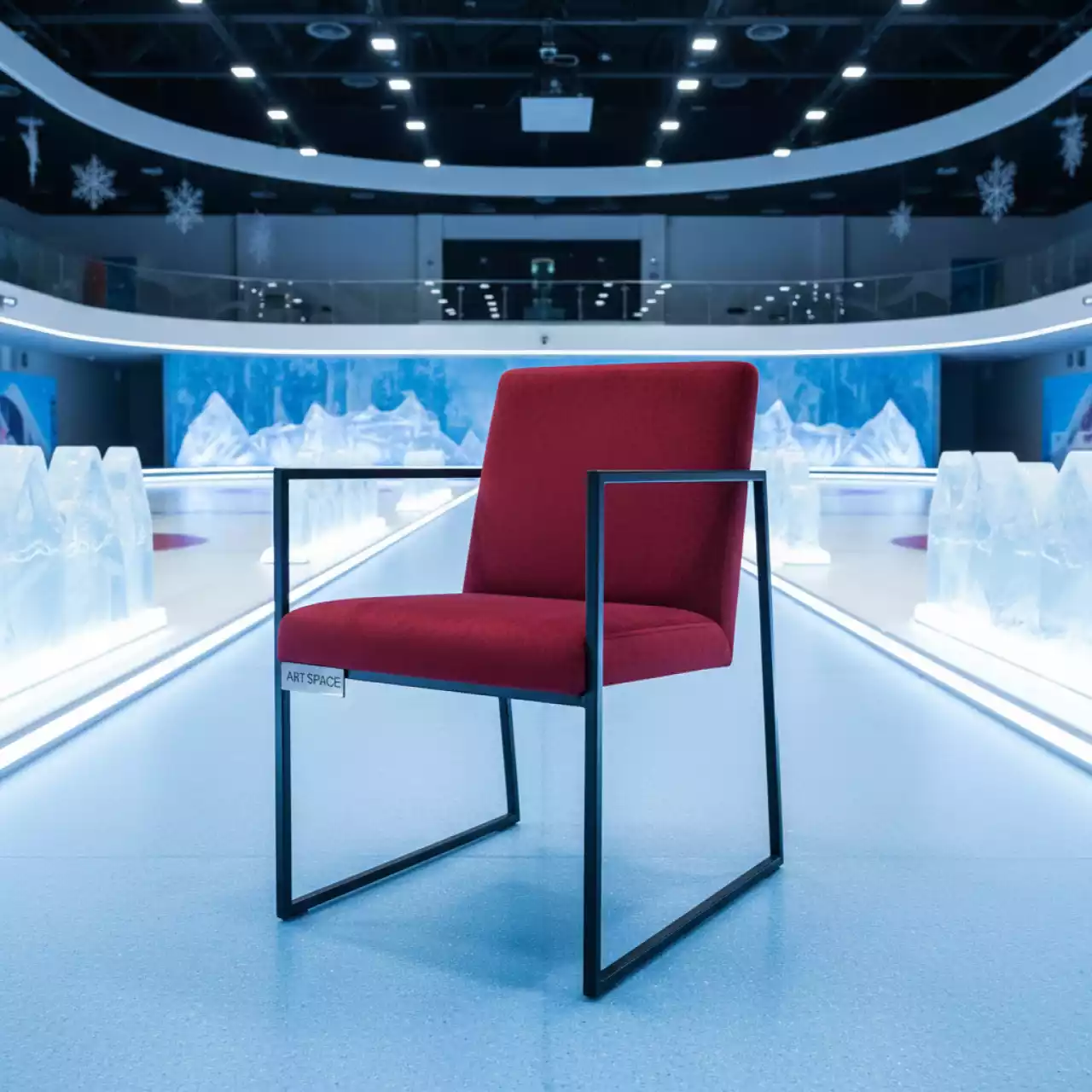 Аренда Стул мягкий брусничный велюр черный металлический каркас в Керлинговом центре «Ледяной куб» — ART SPACE