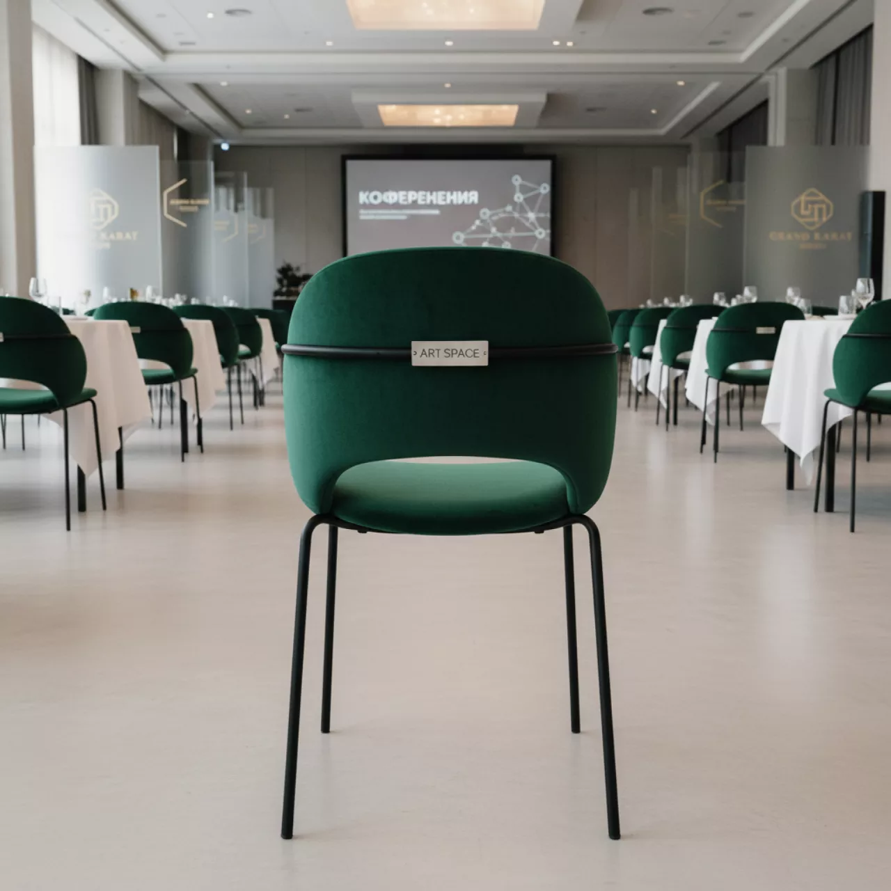 Аренда Стул мягкий Dot велюр зеленый металл в Grand Karat Sochi — ART SPACE