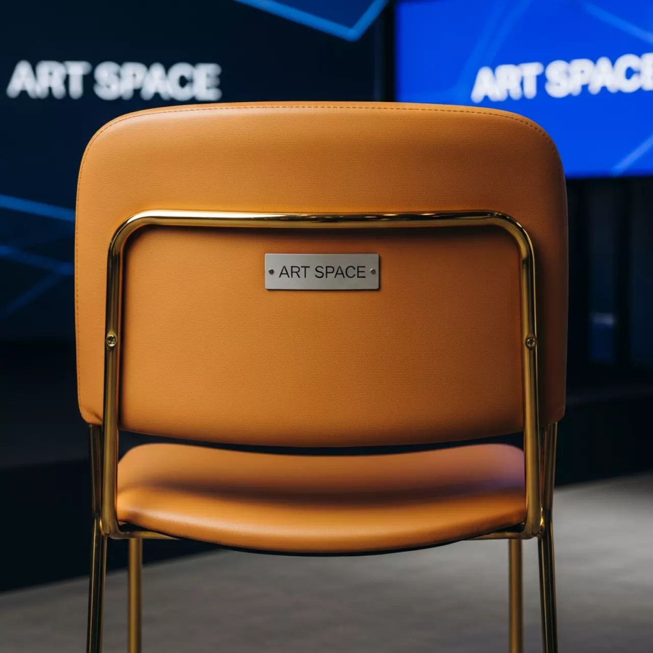 Аренда Стул мягкий кэмел экокожа золотой металлический каркас в Radisson Blu Resort & Congress Centre — ART SPACE