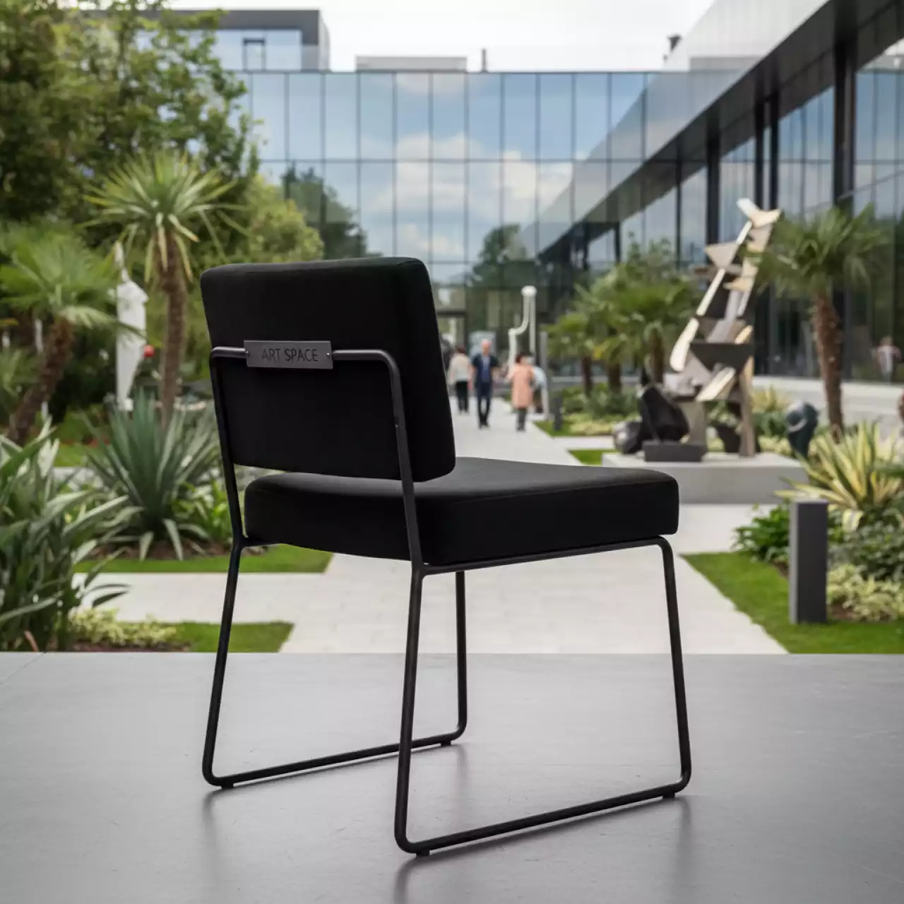 Аренда Стул мягкий поворотный черный велюр металлический каркас в парке «Ривьера» — ART SPACE