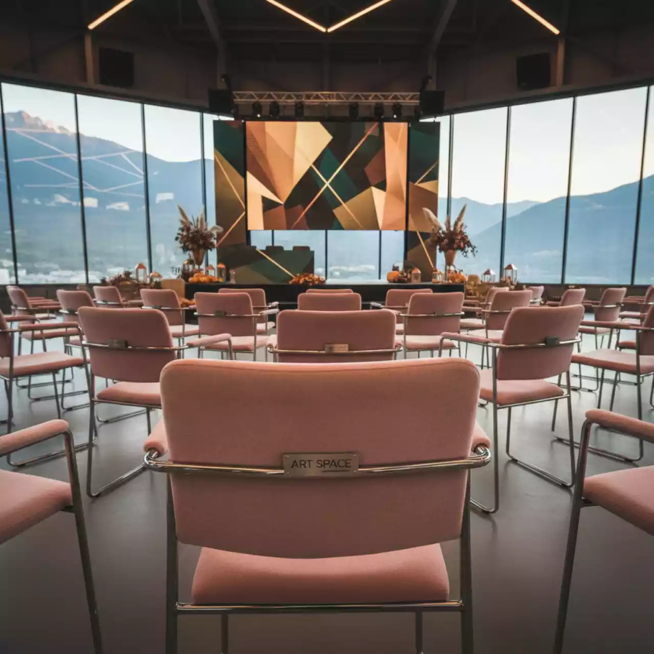 Аренда Стул мягкий розовый велюр металлический каркас Studio в Skypark Sochi — ART SPACE