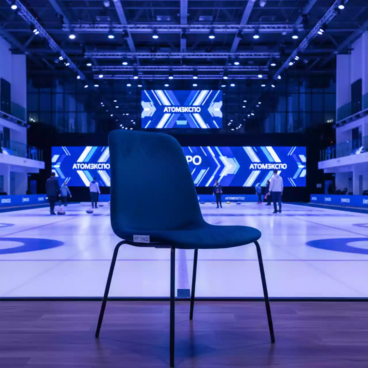 Аренда Стул мягкий синий велюр черный металлический каркас в Керлинговом центре «Ледяной куб» — ART SPACE