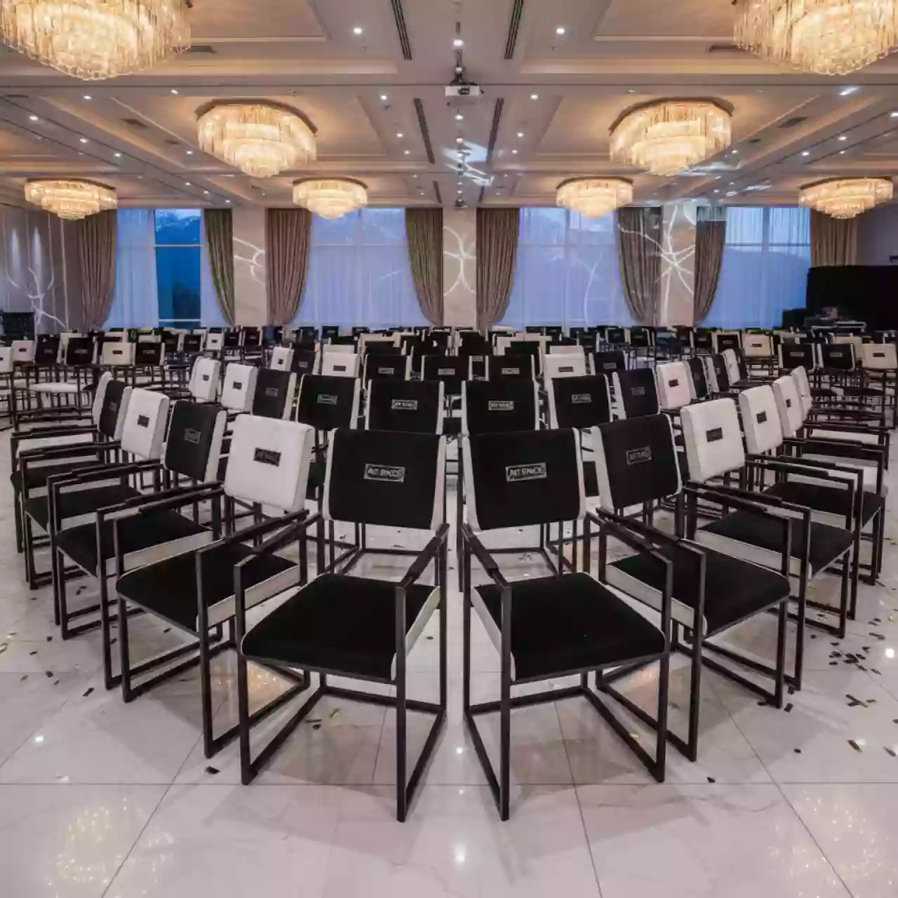 Аренда Стул мягкий велюр металлический каркас черный белый в Golden Tulip Rosa Khutor — ART SPACE