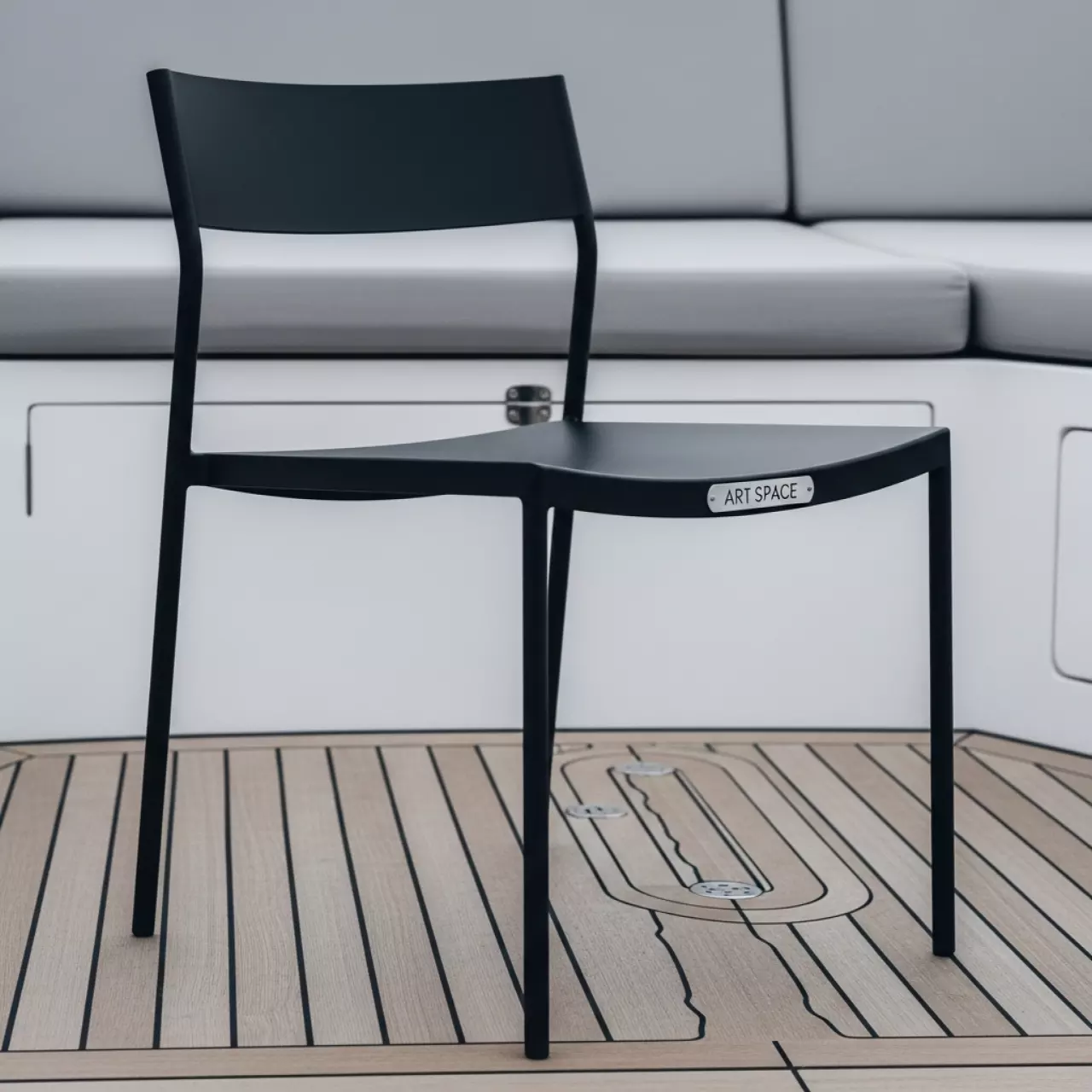 Аренда Стул на металлокаркасе Odda черный на VIP теплоходе (Морпорт Сочи) — ART SPACE