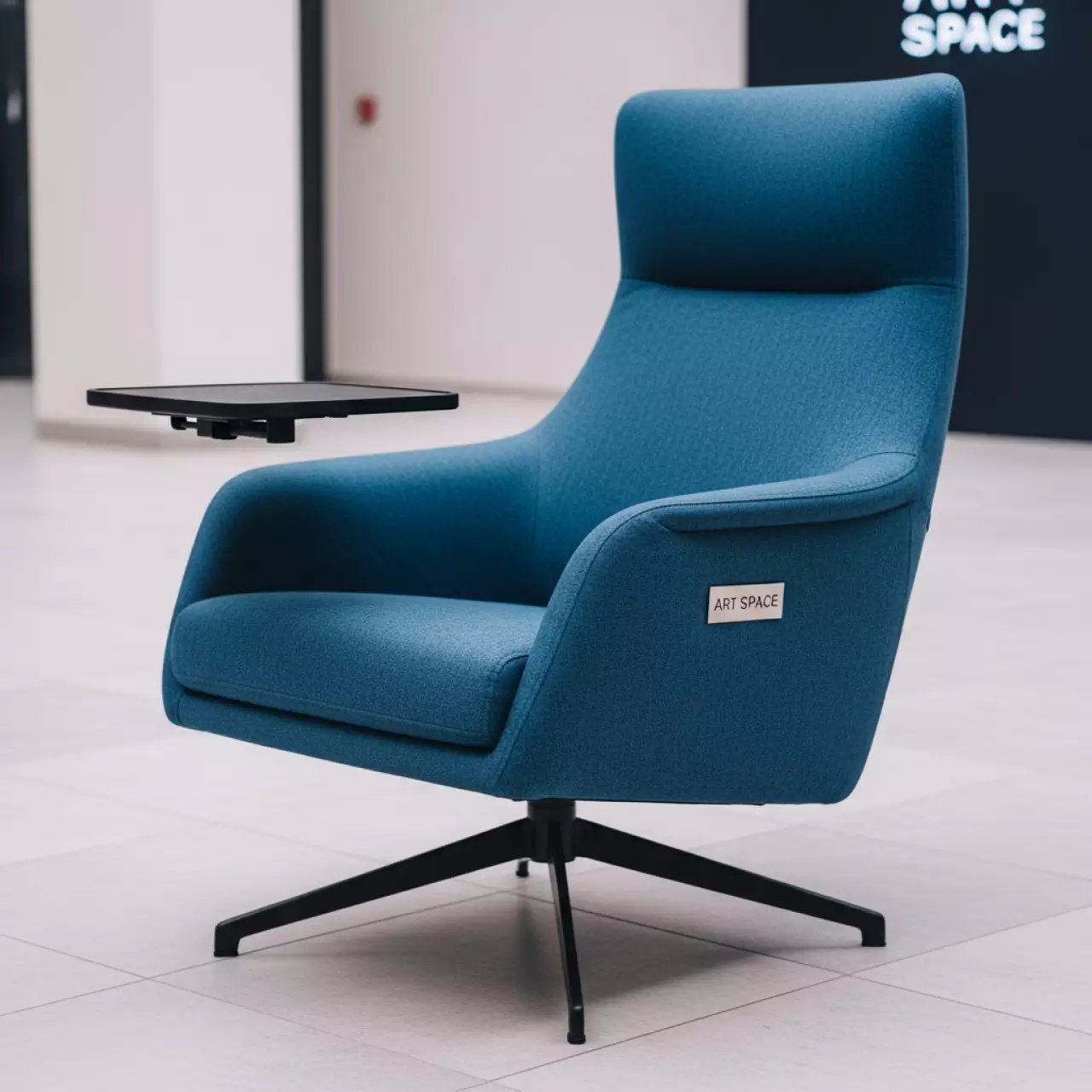 Аренда Стул на ножках с подлокотниками и столиком Vicenza голубой в комплексе «Дагомыс» — ART SPACE