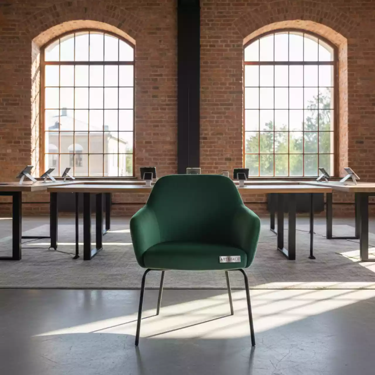 Аренда Стул на ножках с подлокотниками Vicenza изумрудный в усадьбе Голицына — ART SPACE