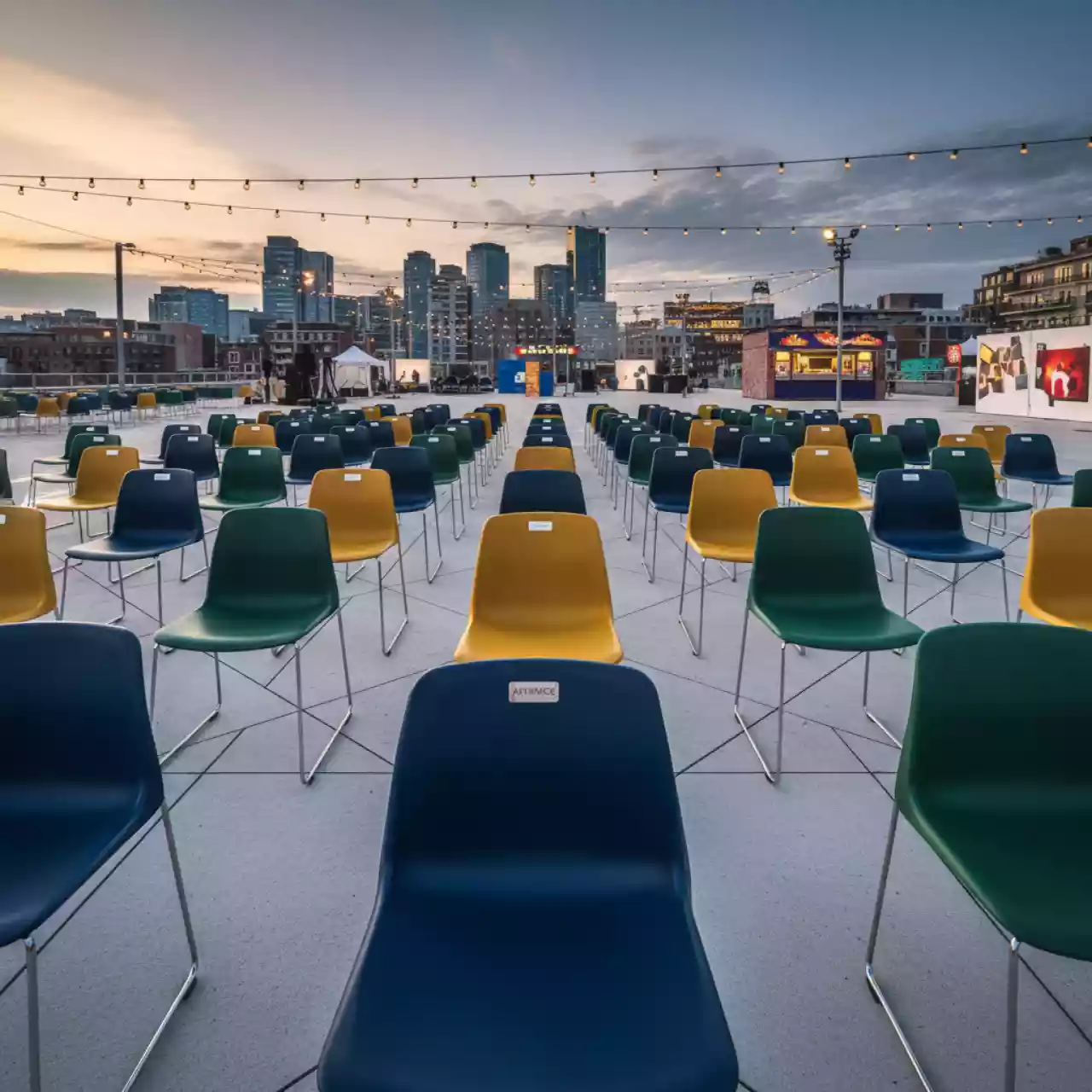 Аренда Стул на полозьях пластик Изо в Panorama by Mercure — ART SPACE