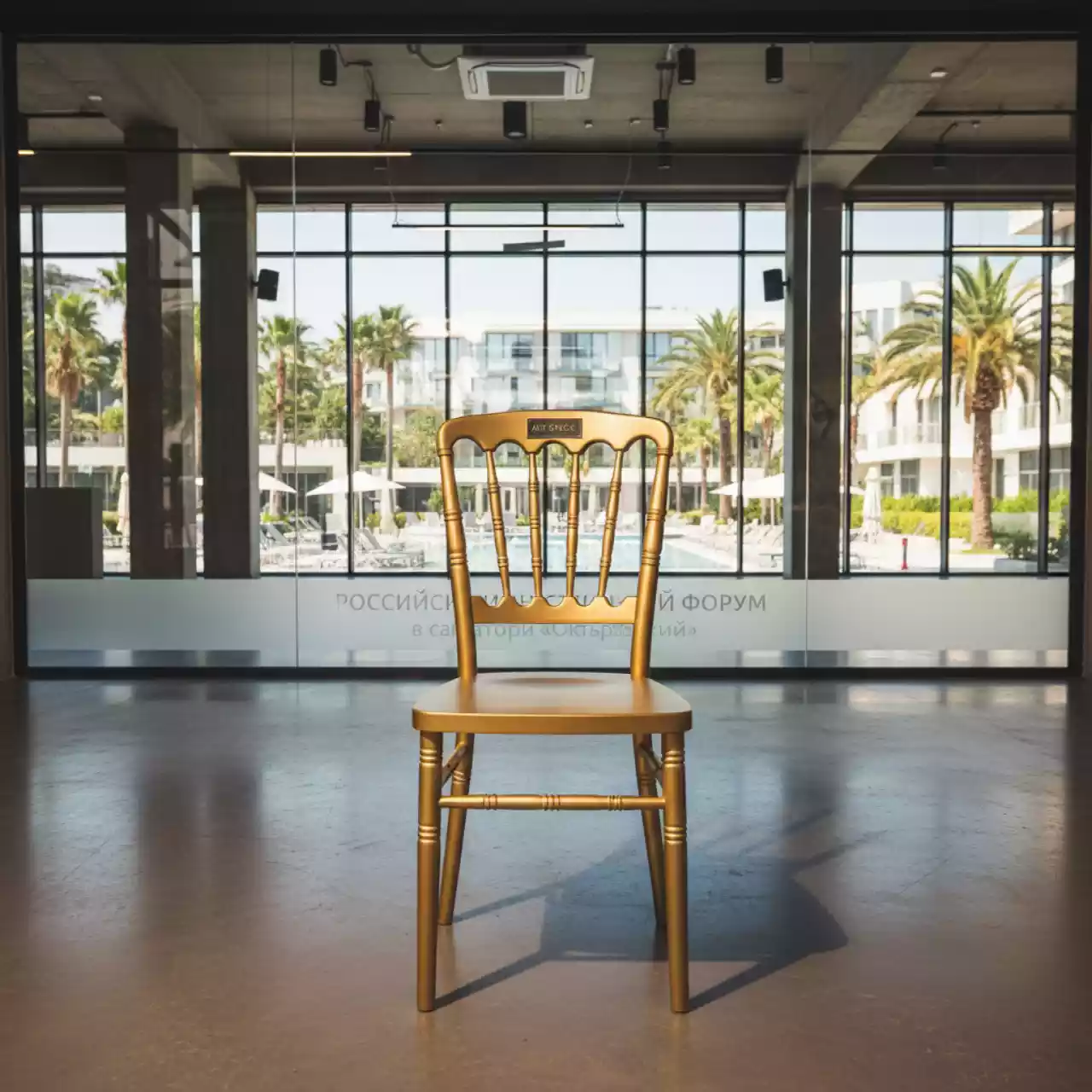 Аренда Стул Наполеон золотой деревянный в санатории «Октябрьский» — ART SPACE