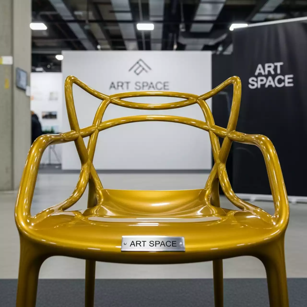 Аренда Стул Наполеон золотой пластиковый в пляжном комплексе VinoGrad — ART SPACE