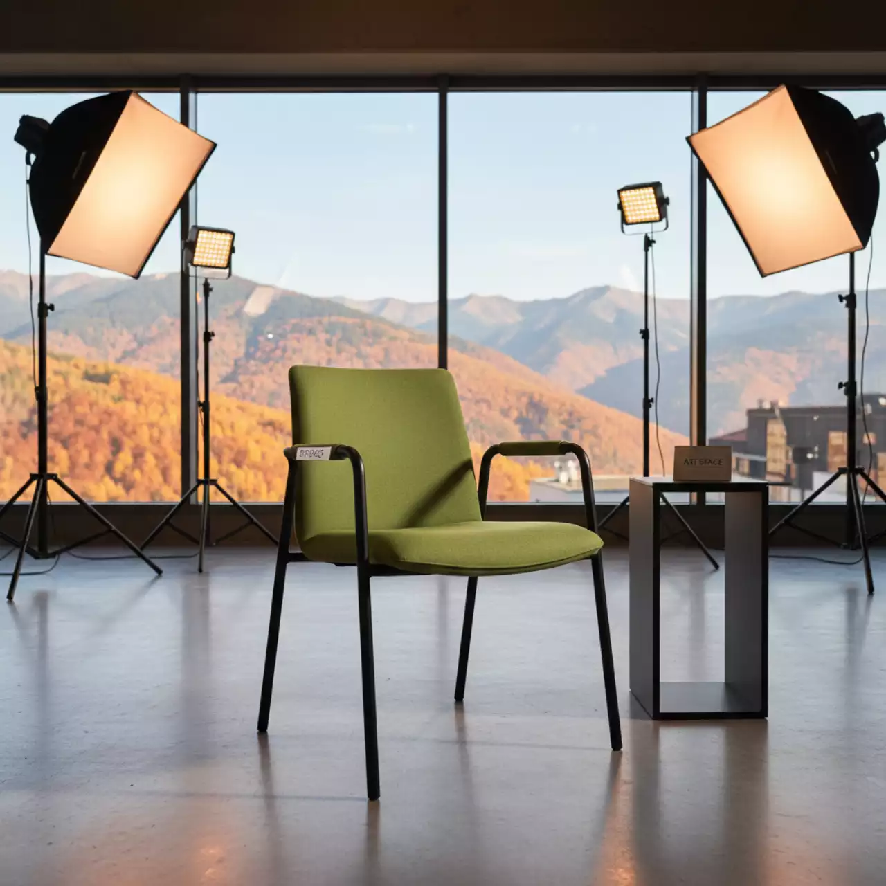 Аренда Стул ножки подлокотники салатовый Vicenza в Golden Tulip Rosa Khutor — ART SPACE