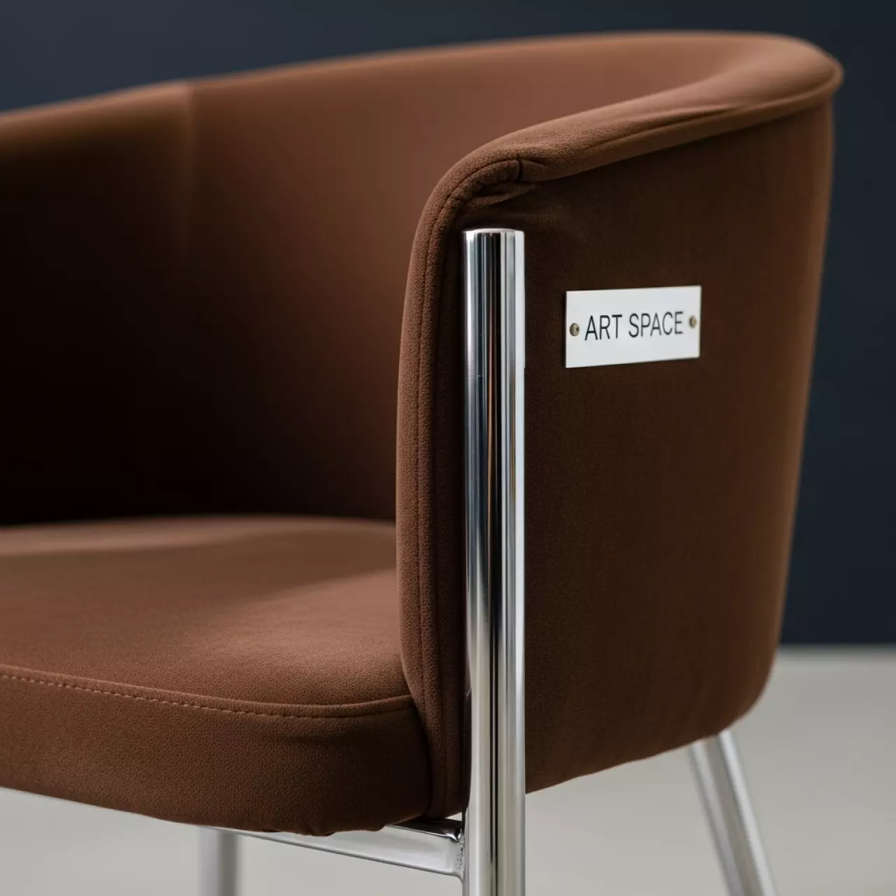 Аренда Стул ОКТАВА серебряный шоколадный бархат в Sport Inn Hotel & Wellness — ART SPACE