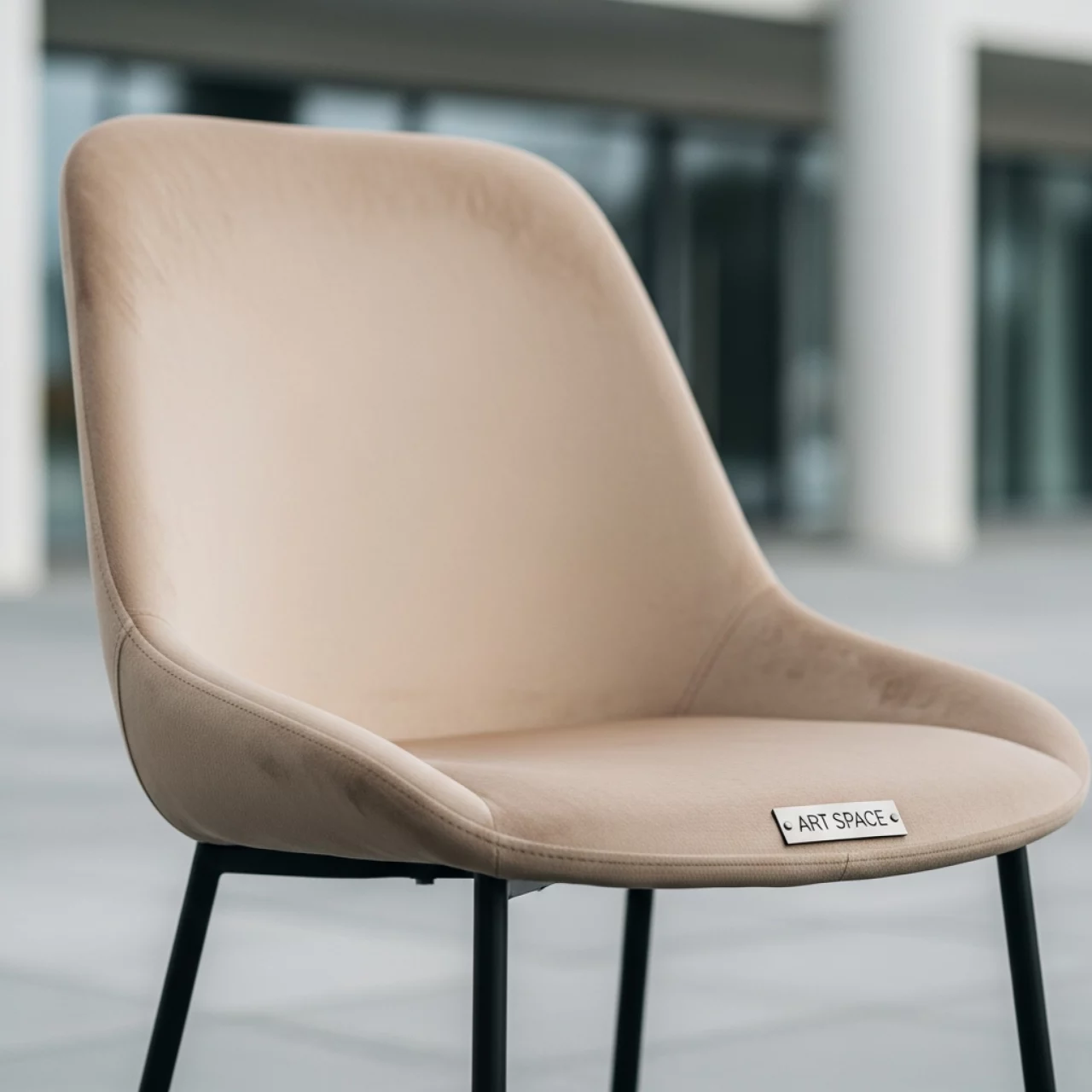 Аренда Стул Olys велюр бежевый ножки металл в Red Arena — ART SPACE