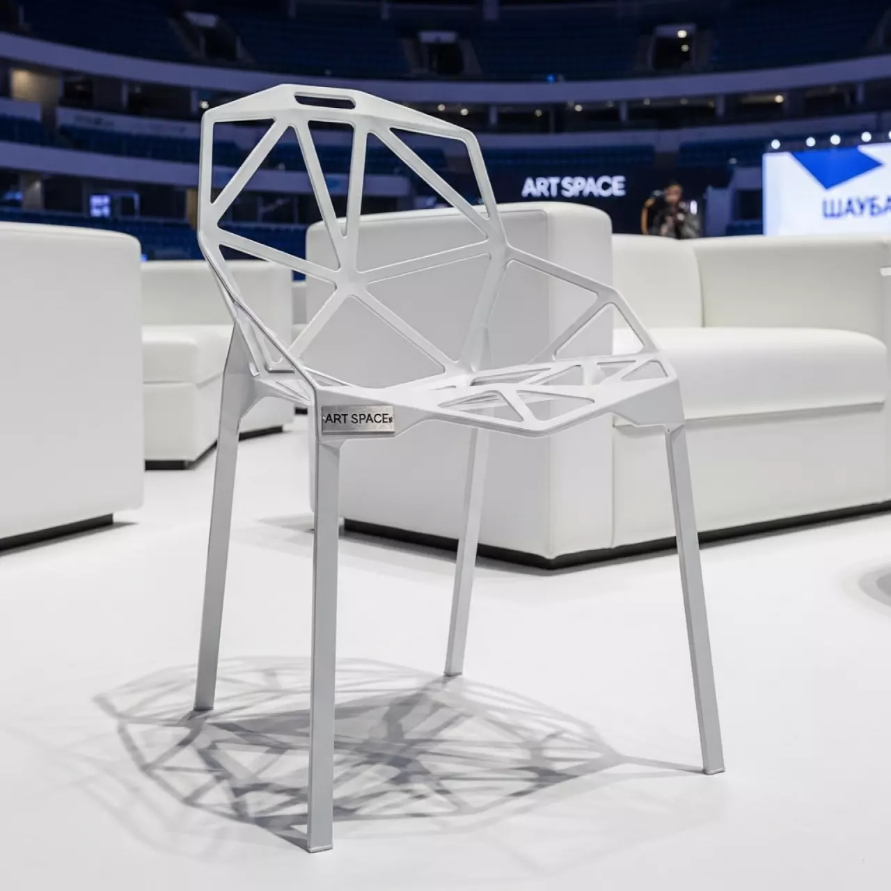 Аренда Стул One chair white белый в ледовой арене «Шайба» — ART SPACE