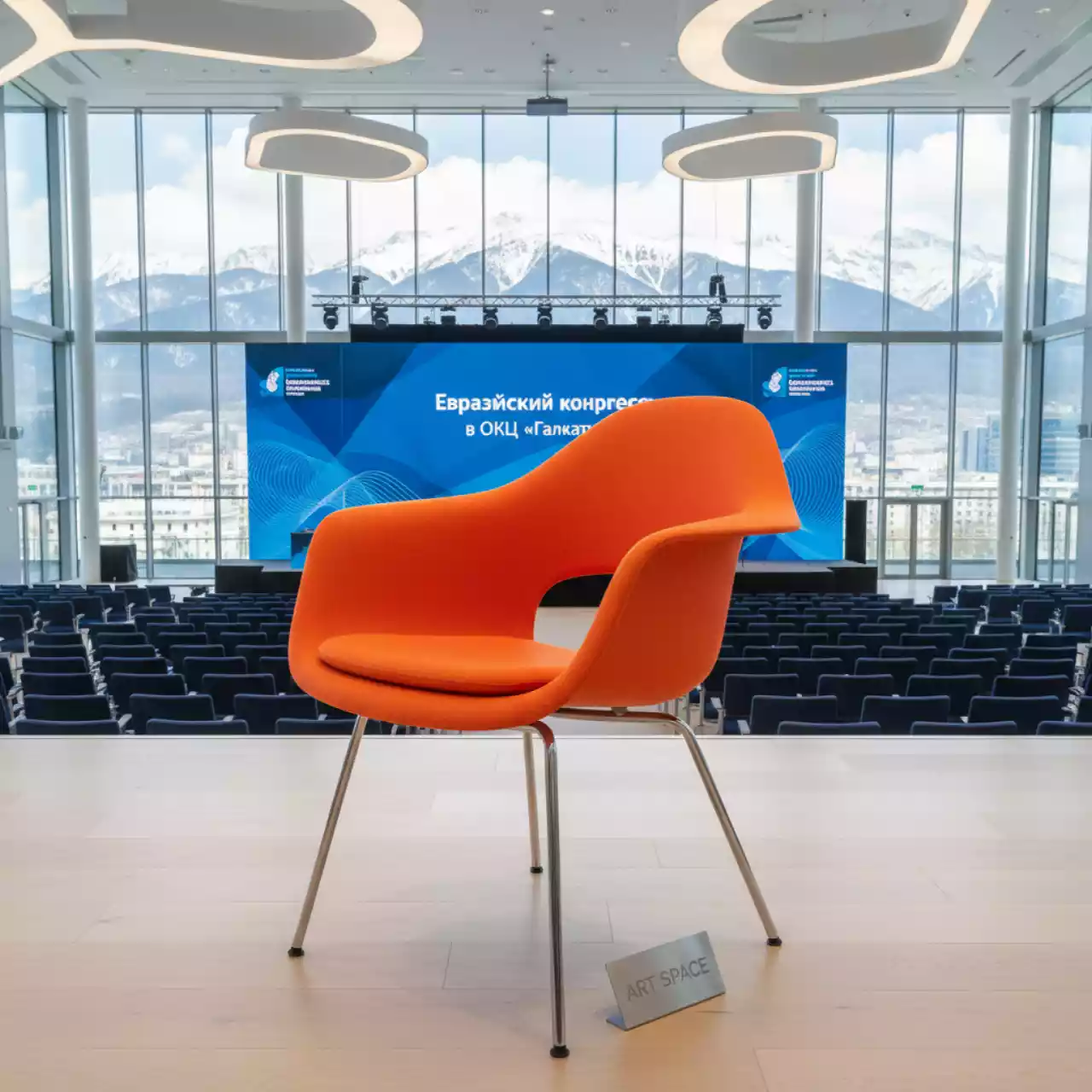 Аренда Стул оранжевый металлический Eames в ОКЦ «Галактика» — ART SPACE