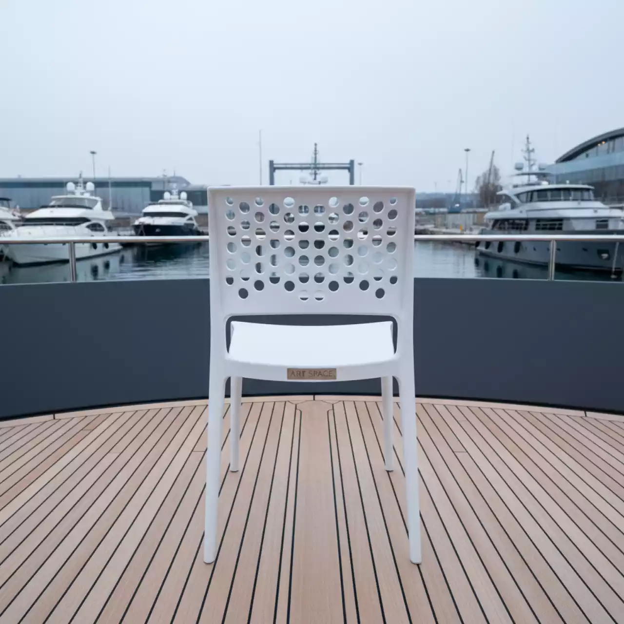 Аренда Стул пластиковый белый Bakhita на VIP-яхте (Имеретинский порт) — ART SPACE