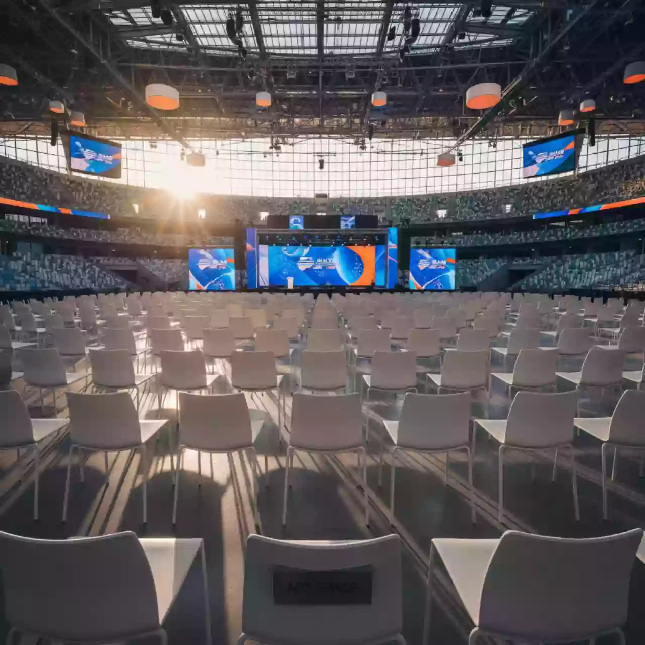 Аренда Стул пластиковый белый Элит на арене «Фишт» — ART SPACE