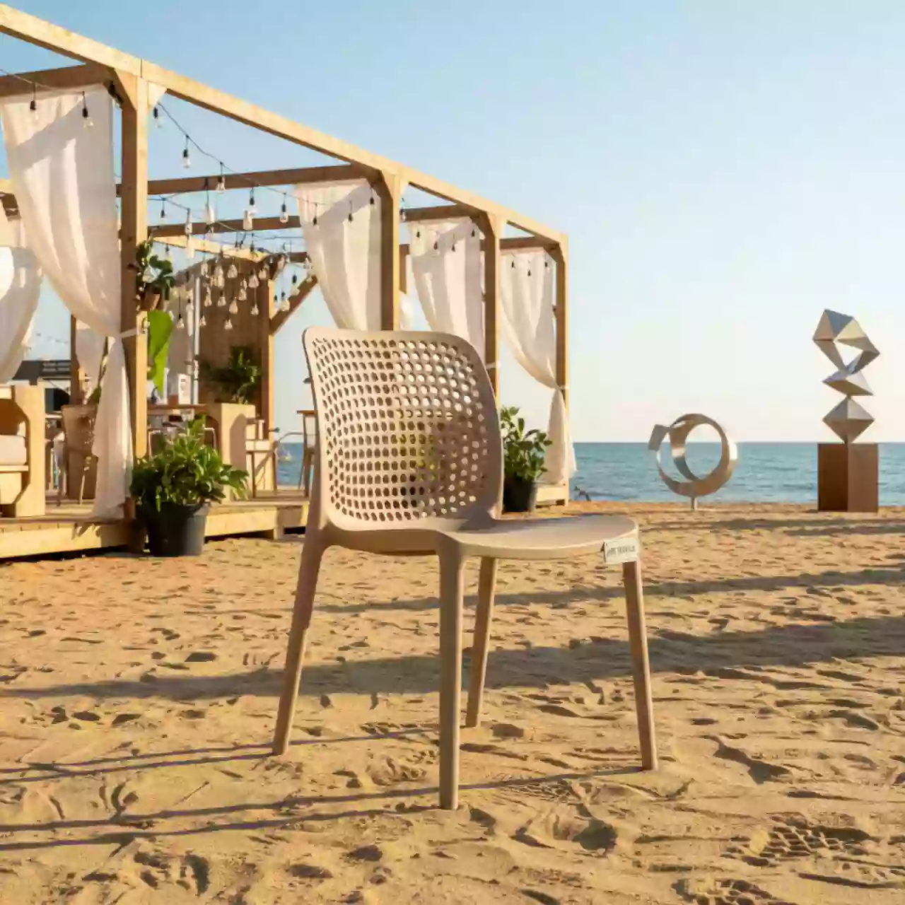 Аренда Стул пластиковый бежевый Lucy на пляже «Мандарин» — ART SPACE