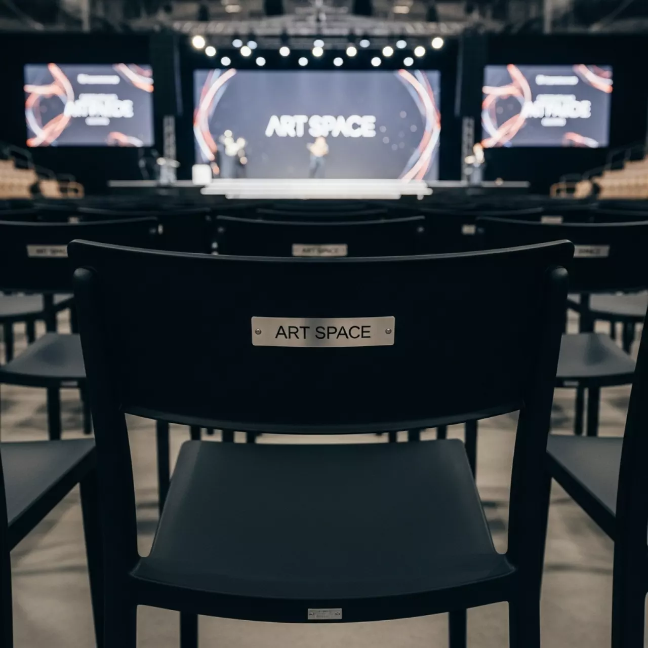 Аренда Стул пластиковый черный Portofino в VK Stadium Sirius — ART SPACE