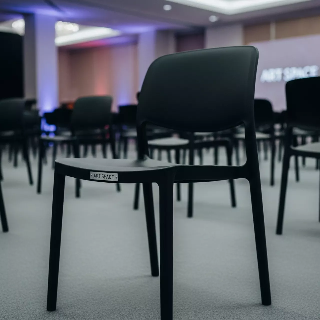 Аренда Стул пластиковый черный Snille в Radisson Blu Resort & Congress Centre — ART SPACE