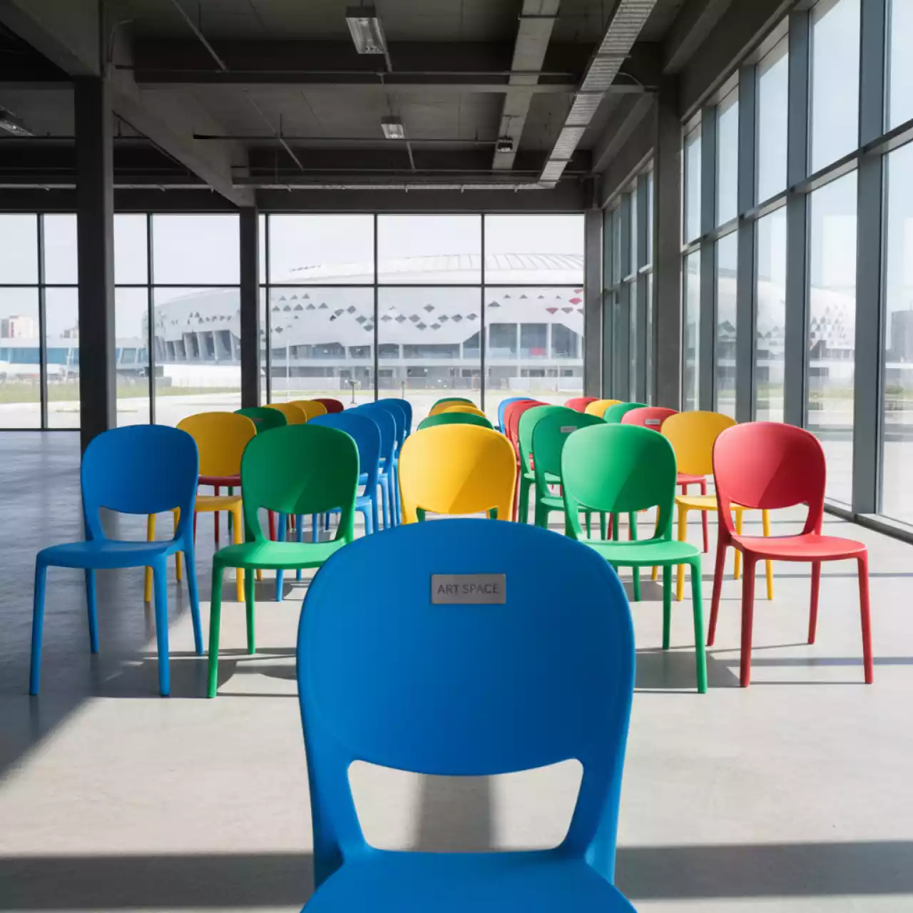 Аренда Стул пластиковый цветной Наполеон New на арене «Фишт» — ART SPACE