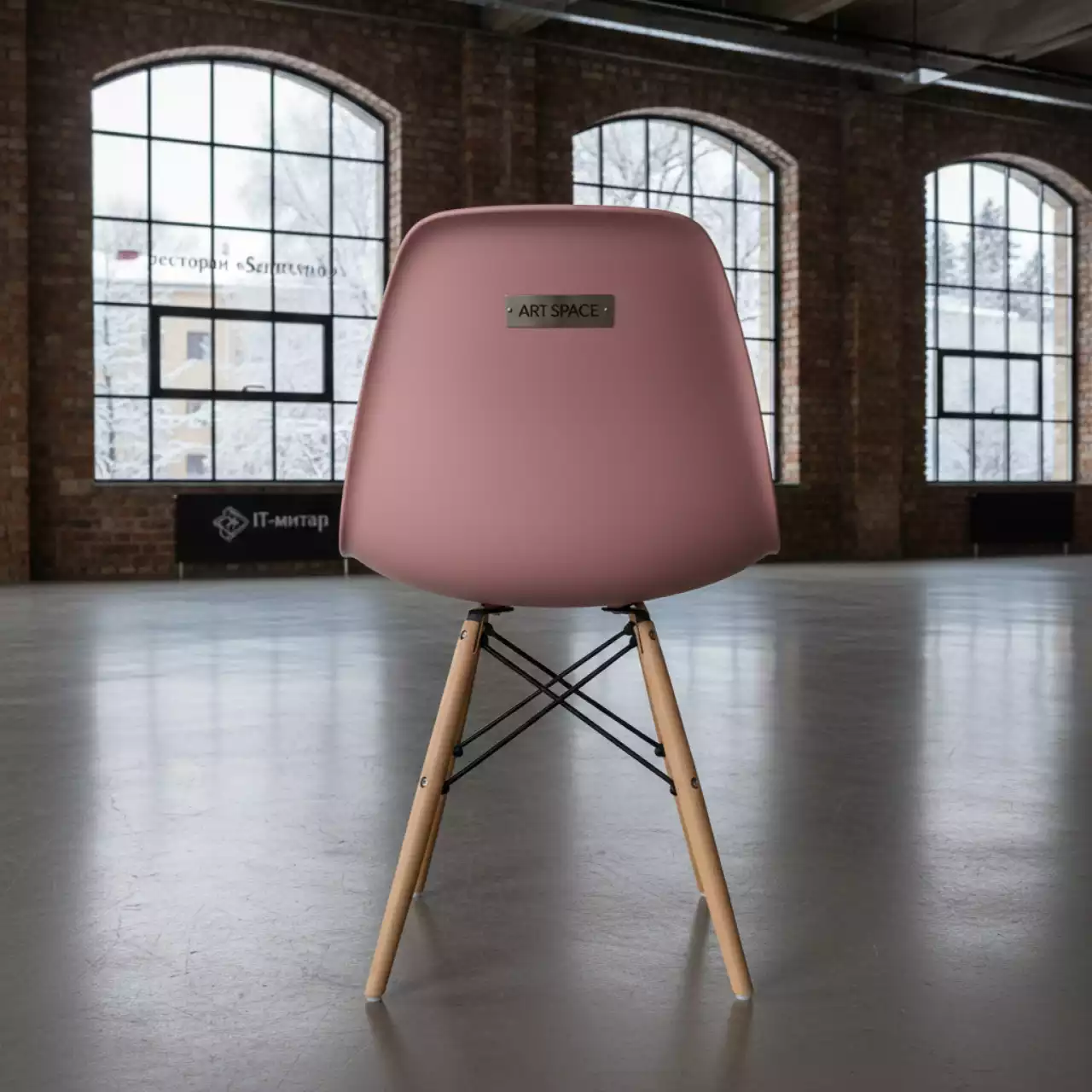 Аренда Стул пластиковый Eames каркас бук чайная роза в ресторане «Sanremo» — ART SPACE