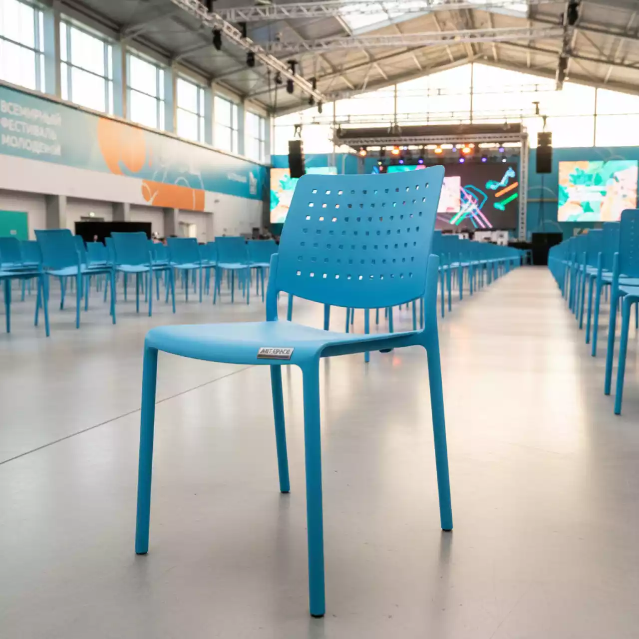 Аренда Стул пластиковый голубой Emi в VK Stadium Sirius — ART SPACE