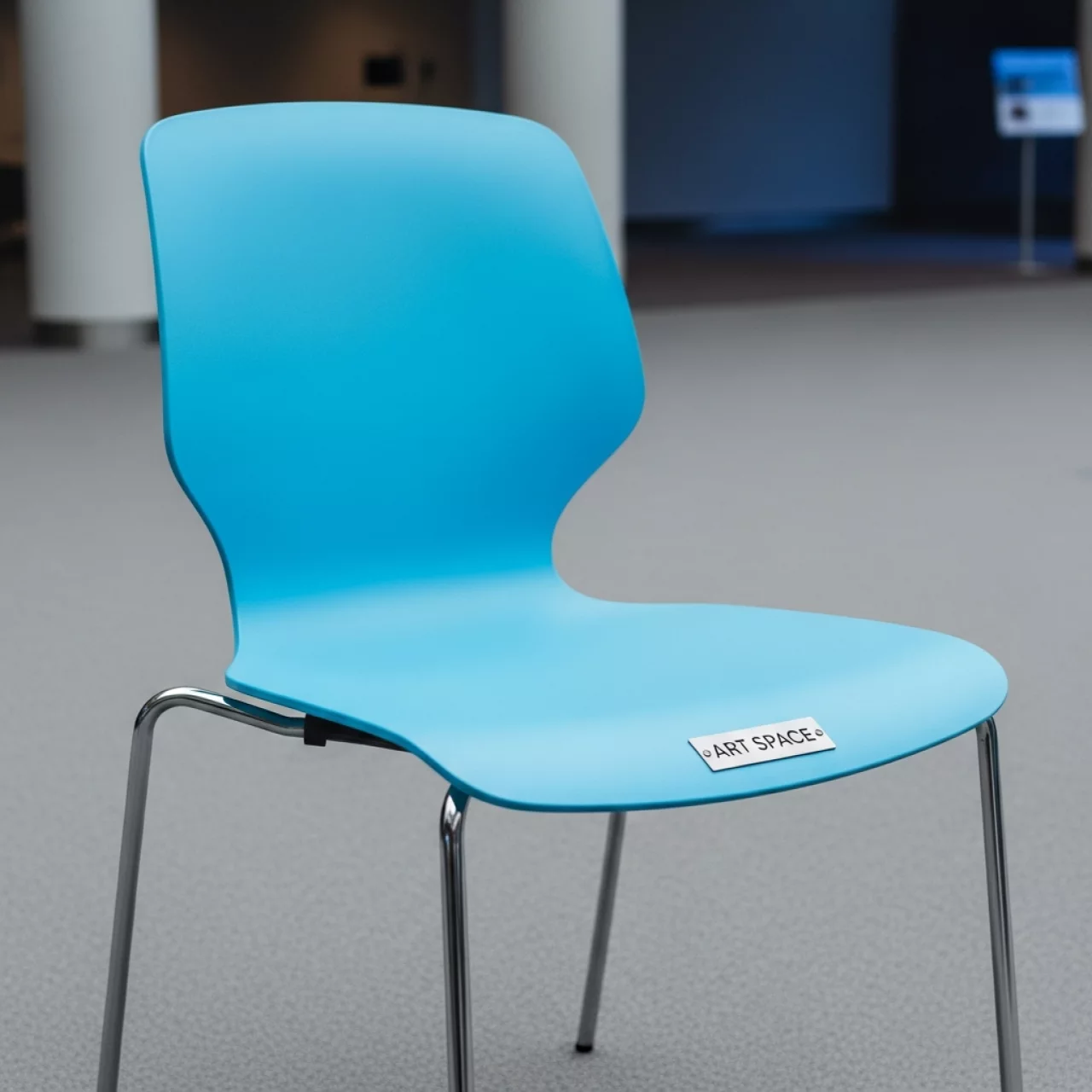 Аренда Стул пластиковый голубой Изо в Delta Sirius — ART SPACE