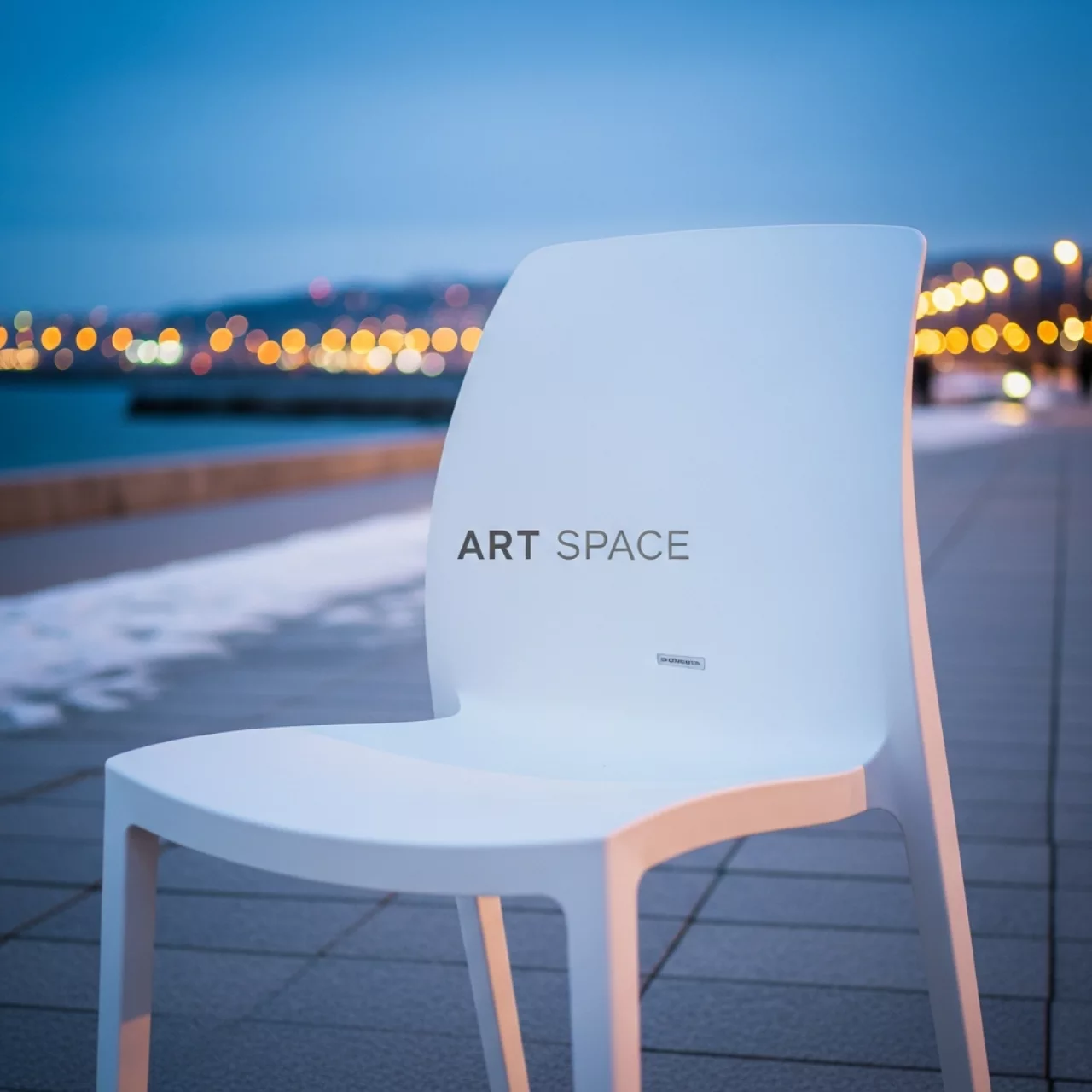 Аренда Стул пластиковый Maya белый на Имеретинской набережной — ART SPACE