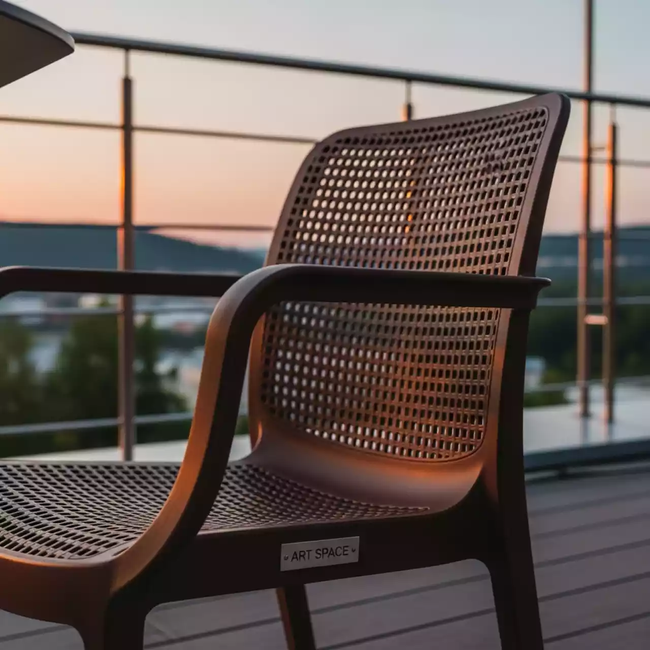 Аренда Стул пластиковый плетеный Daytona коричневый в ресторане «D.O.M» — ART SPACE