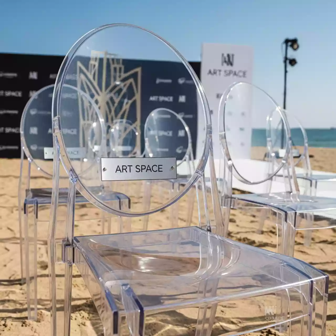 Аренда Стул пластиковый прозрачный Луи Ghost на пляже «Маяк» — ART SPACE