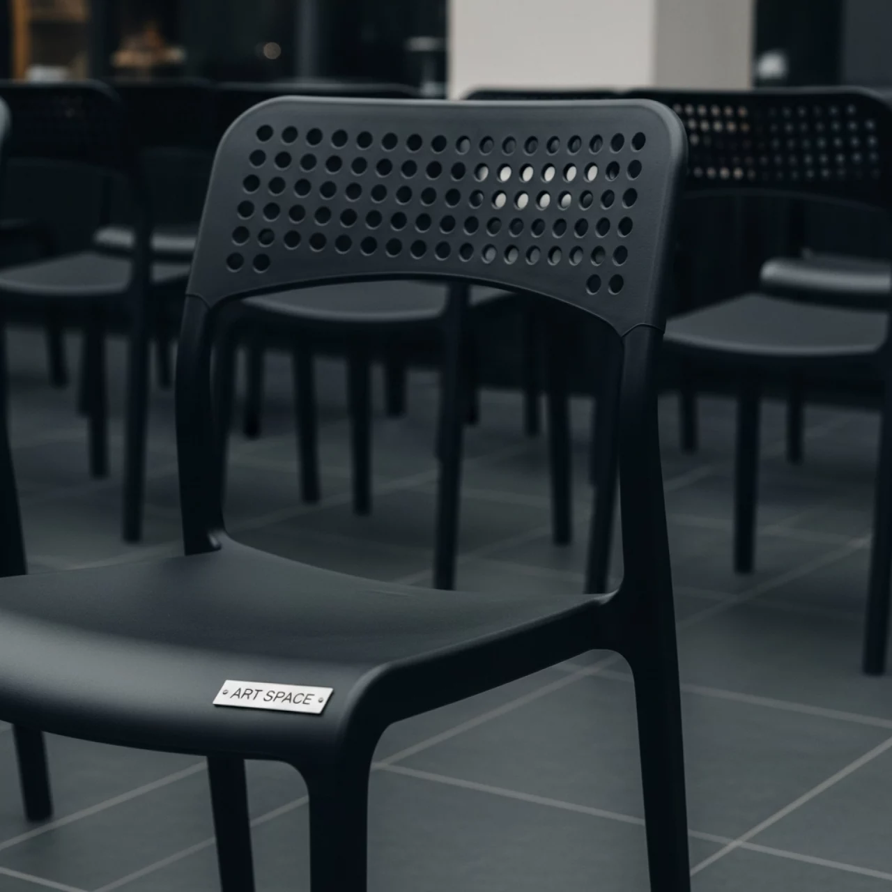 Аренда Стул пластиковый Remind черный в МФК «Горный» — ART SPACE
