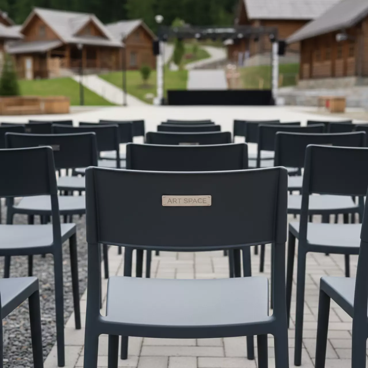 Аренда Стул пластиковый Trill Bistrot антрацит в этно-парке «Моя Россия» — ART SPACE