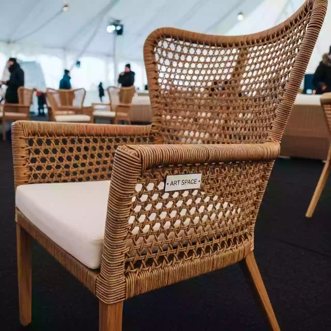 Аренда Стул плетеный Джуниор плотное плетение с подушкой Дуб в ледовом дворце «Роза Хутор» — ART SPACE