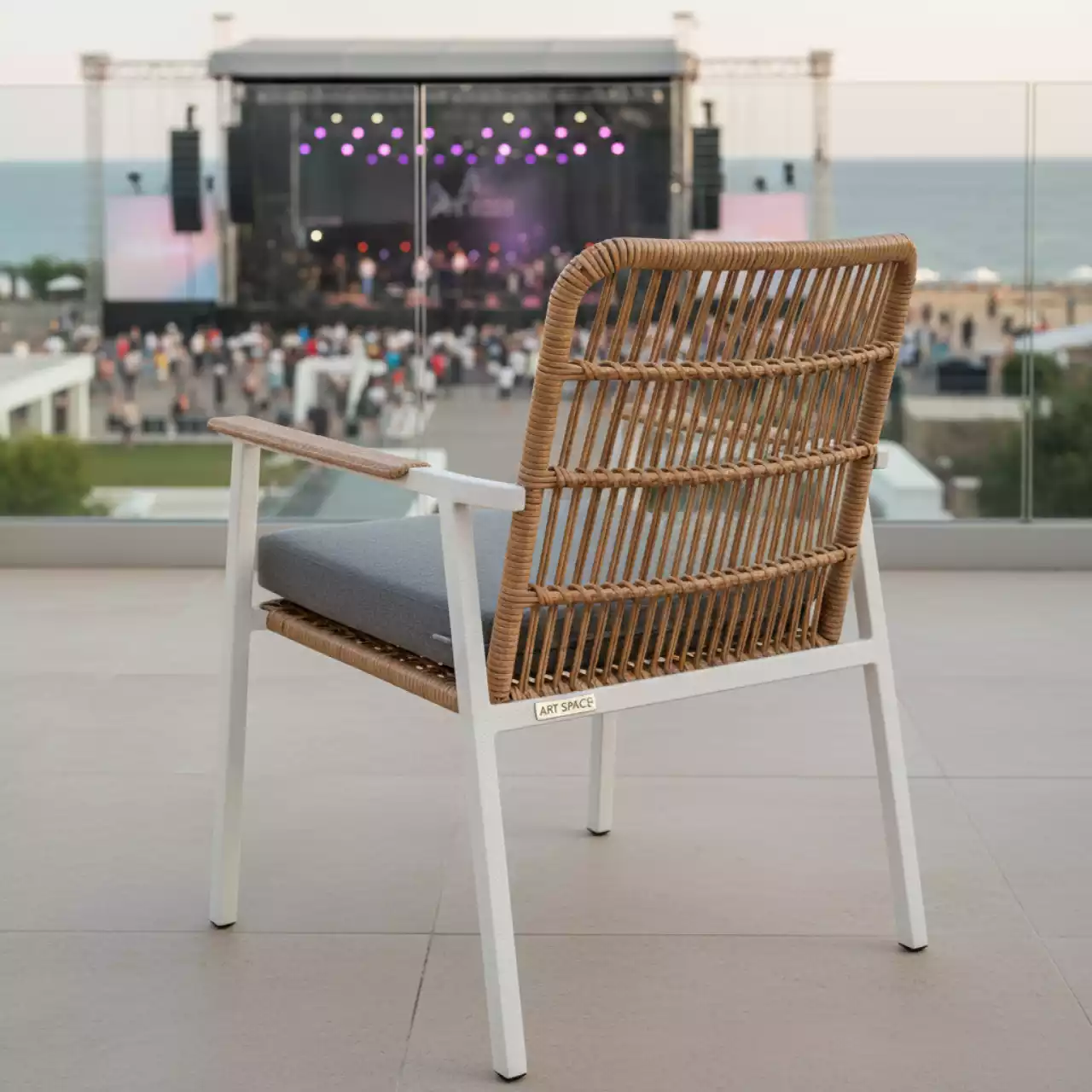 Аренда Стул плетеный Марсель каркас алюминий белый шагрень ткань серая в отеле Radisson Lazurnaya — ART SPACE