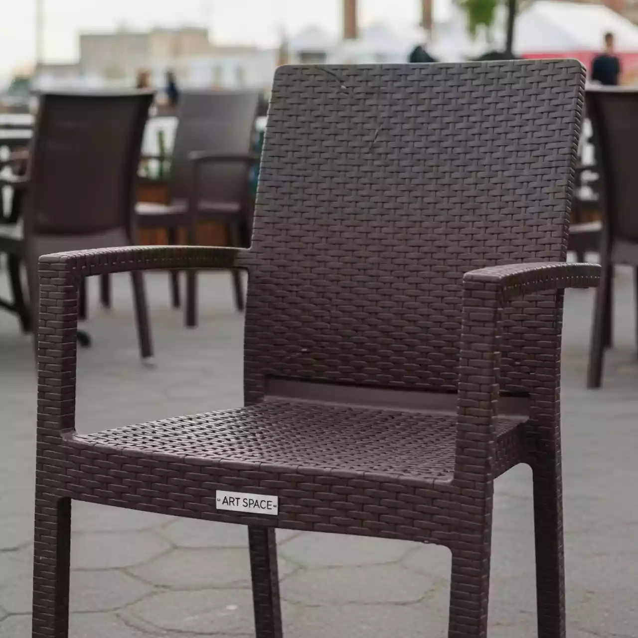 Аренда Стул плетеный пластиковый коричневый Daytona в ресторане «Высота 5642» — ART SPACE