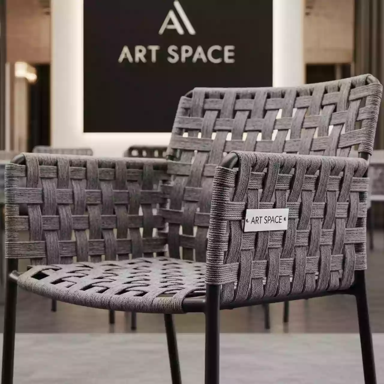 Аренда Стул плетеный Женева из синтетических лент серый плоская веревка в Boutique Hotel PORTUM 1905 — ART SPACE